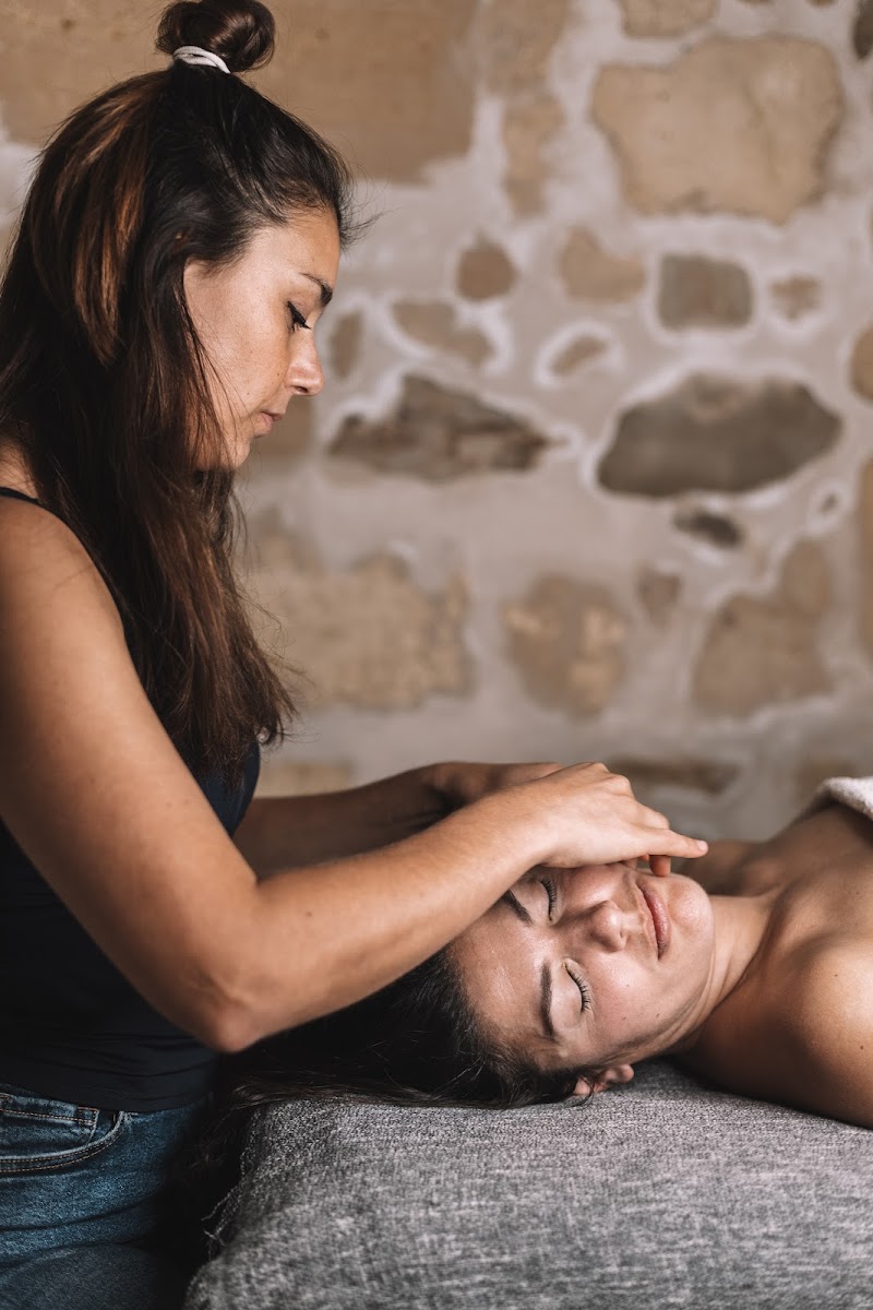 Anaïs Ghadimi : massages bien-être Bordeaux — masseur à Bordeaux