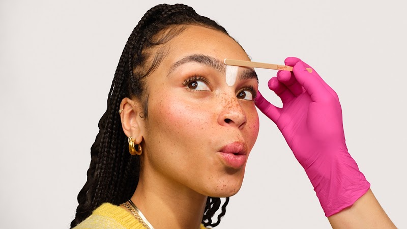 Benefit BrowBar Bar à Sourcils - Laval — masseur à Laval
