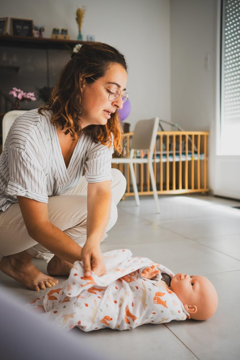 bien naitre en famille - massage femme enceinte et postnatal ; rituel du bain sensoriel, bain bébé, rituel Rebozo à 4 mains — masseur à Saint-Nazaire
