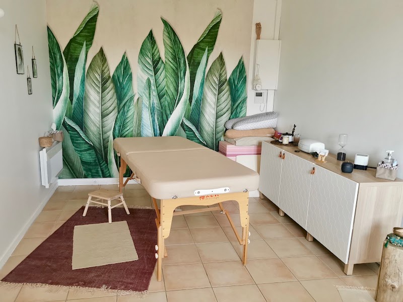 deux mains sur bébé — masseur à Toulouse