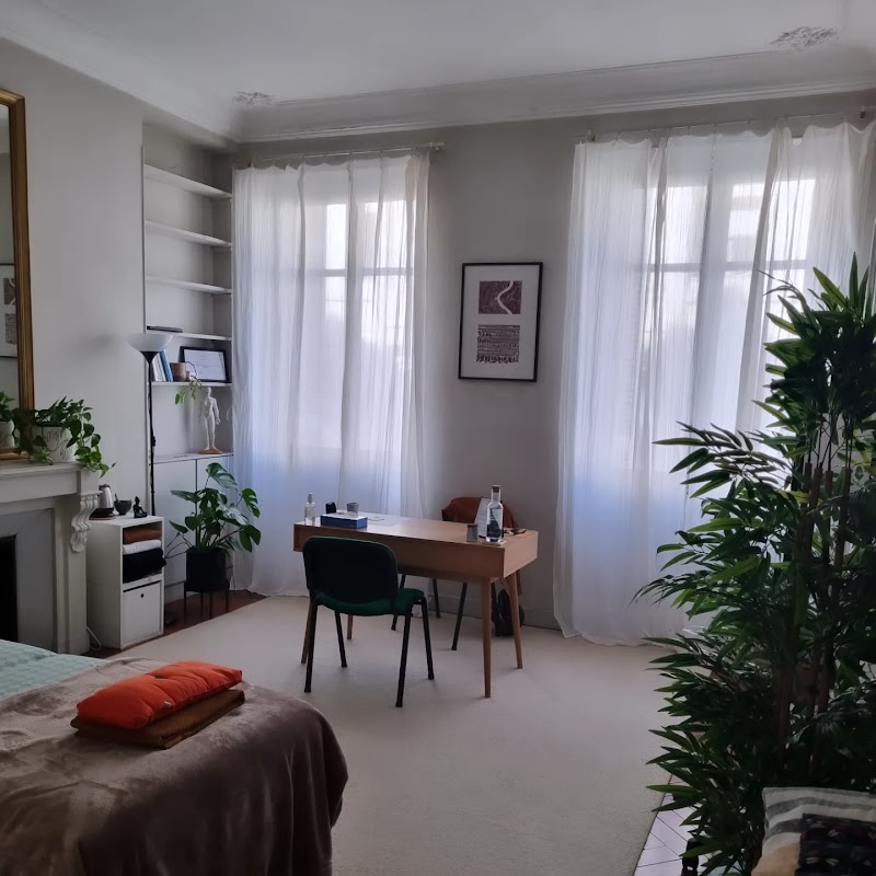 Emmanuelle Chrétien | Shiatsu & Moxibustion | Chi Nei Tsang | Kobido | Bordeaux | confort menstruel | gestion du stress — masseur à Bordeaux