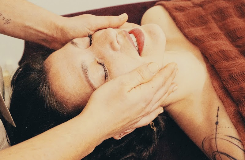 Espace ADITI - Massages - Soin Rebozo - Serrage du bassin - Massage prénatal - Massage bébé — masseur à Marseille