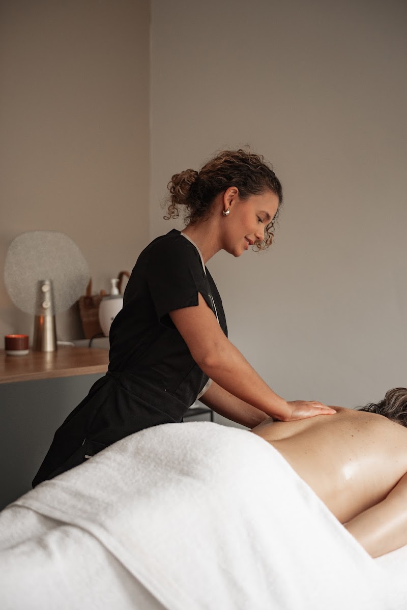 Harmony Meassaa — masseur à Évreux