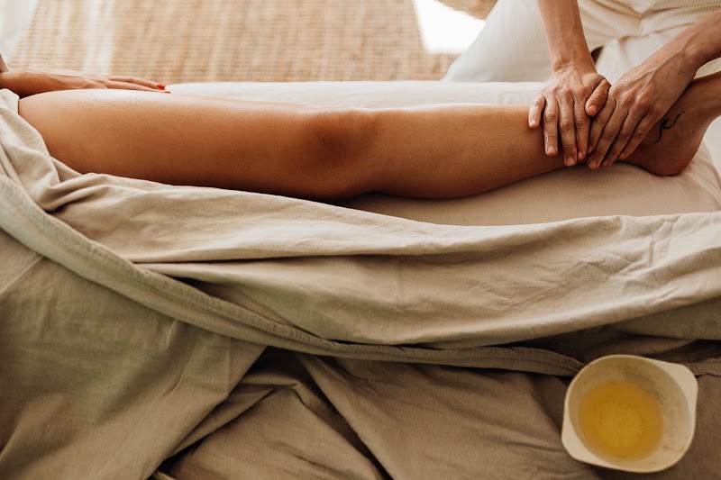 Mama in bloom : massage femme enceinte, postnatal & rebozo, rituels féminins — masseur à Pau