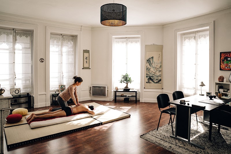 Manon Degrenne : Shiatsu - Médecine Chinoise Antique - Aromathérapie à Lyon — masseur à Lyon