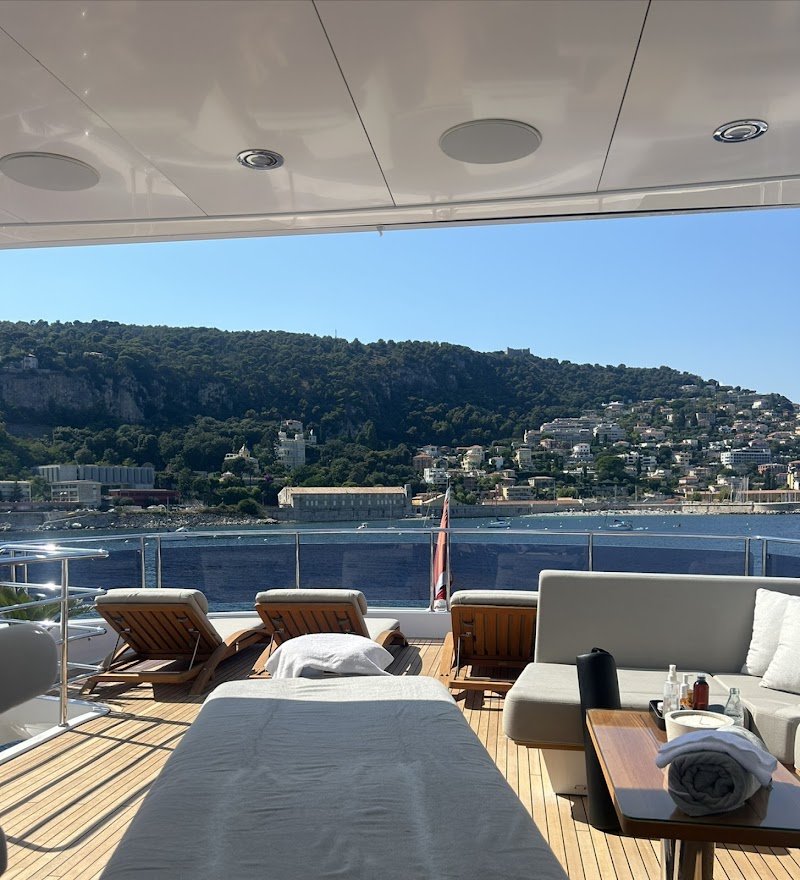 Massage Antibes • Body Bloom | Domicile, Cabinet, Yacht — masseur à Antibes