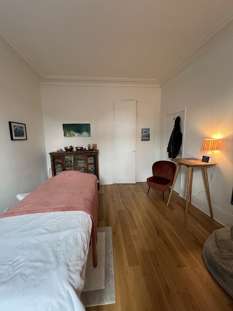 Massages Caroline Gourdin, Chi Nei Tsang, sophrologie, bols tibétains, praticienne holistique — masseur à Asnières-sur-Seine
