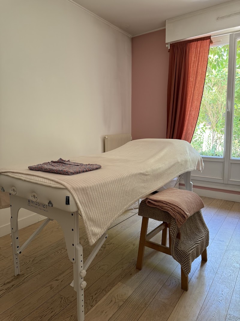 Une luciole sous les étoiles • Massage prénatal, postnatal • HypnoNatal • Bain Sensoriel • 95 — masseur à Paris